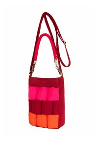 Rectangulaire rode tas met een geweven roze schouderriem, voorzien van een gewatteerd patroon in roze, rood en oranje kleuren. Vergulde accenten.