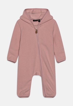 Rosa Fleece-Einteiler mit Kapuze, ausgestattet mit einem Reißverschluss auf der Vorderseite und einem Holzknopf als Akzent. Glatte Textur und eng anliegende Bündchen.