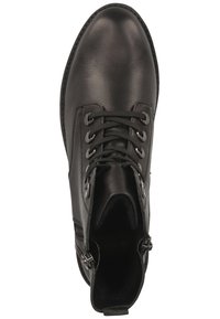 Stivaletto alla caviglia in pelle nera con una texture liscia, lacci anteriori e cerniere laterali per una facile vestibilità. Punta arrotondata e dettagli di cucitura.