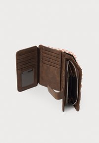 Portafoglio in pelle marrone con multiple fessure per carte, una tasca trasparente per l'ID e un compartimento con zip per le monete. Include una pratica chiusura con strap.