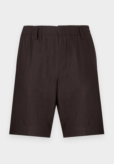 Shorts marron foncé jusqu'au genou avec une taille élastique et des passants de ceinture, fabriqués dans un tissu lisse.