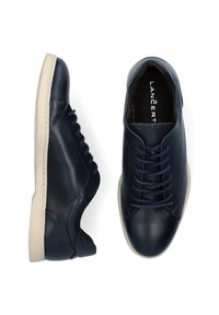 Granatowe skórzane sneakersy o gładkim wykończeniu, z okrągłymi sznurowadłami, beżową gumową podeszwą i zaokrąglonym przodem. Etykieta z napisem "LANCERT."