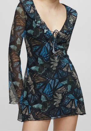 Transparentes langärmeliges Kleid mit blauem, schwarzem und braunem Schmetterlingsflügelmuster, gerafftem Ausschnitt und Bindedetail vorne.