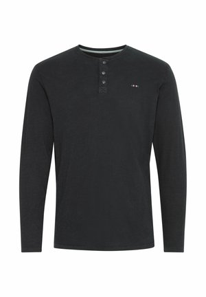 Camicia henley nera a maniche lunghe realizzata in un tessuto leggero, con tre bottoni sul colletto e un piccolo logo sul petto.