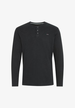 Camisa henley negra de manga larga hecha de un tejido ligero, con tres botones en el escote y un pequeño logo en el pecho.