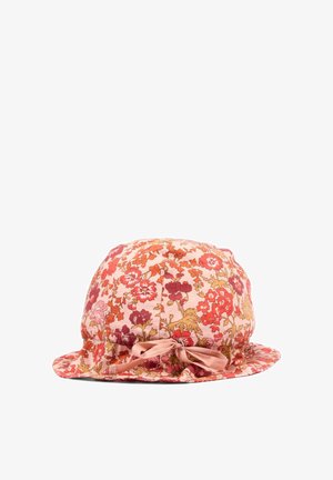 Chapeau seau en tissu doux avec un motif floral rose, rouge et orange, orné d'un ruban rose noué en nœud à la base de la calotte.