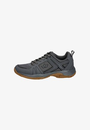 Dunkelgrauer Sportschuh mit Netzpaneelen, schwarzen Akzenten, brauner strukturierter Sohle und Zuglasche an der Ferse, seitlich dargestellt.