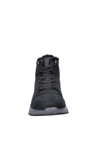 Zwarte hoge sneaker van glad leer met vetersluiting, met bont gevoerde kraag, versterkte veteroogjes en een gestructureerde rubberen zool.