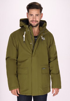 Parka isotherme vert olive avec capuche, fermeture éclair à l'avant, boutons-pression et deux grandes poches avant. Équipée de cordons de serrage au niveau du cou.
