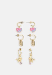 Brincos em tom de ouro com charms em forma de coração nas cores rosa e roxo, etiquetas gravadas e pendentes de ursinho de pelúcia com detalhes roxos.