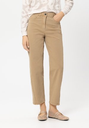 Beige Baumwollhose mit relaxed Passform, ausgestattet mit einem vorderen Knopfverschluss, seitlichen Taschen und einer glatten, leicht strukturierten Oberfläche.