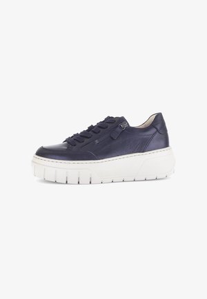 Marineblauwe leren sneakers met zwarte veters, zijrits en een stevige witte zool met diepe groeven.