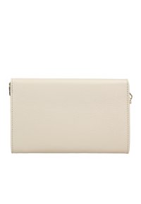 Krémová kožená peněženka s texturovaným povrchem, hladkými okraji a zipem, která má šití podél stran pro přidaný detail.