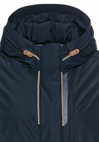 Marineblauwe jas met een hoge kraag, voorzien van een gestructureerde capuchon, bruine leren accenten en beige trekkoorden voor aanpassing.