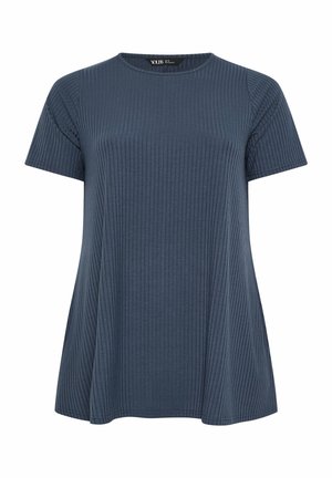 Top damski z krótkim rękawem, prążkowany, w ciemnoszarym odcieniu niebieskiego, z okrągłym dekoltem i lekko rozkloszowanym dołem, przedstawiony na białym tle.