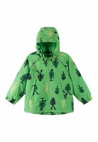 Giacca impermeabile verde con cappuccio, zip frontale e accenti decorati in verde scuro e beige che rappresentano forme e design astratti.