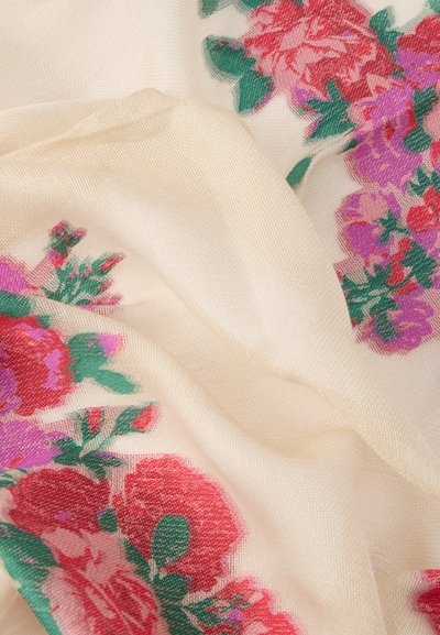 Lahka, prosojna šal iz kreme z rastlinskim vzorcem, ki vključuje rdeče in vijolične rože ter zelene liste. Gladek otip, mehko padanje.