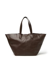 Bruine leren tote bag met een brede body, langwerpige vorm en twee platte handvatten. Gladde textuur en minimale stikseldetails.
