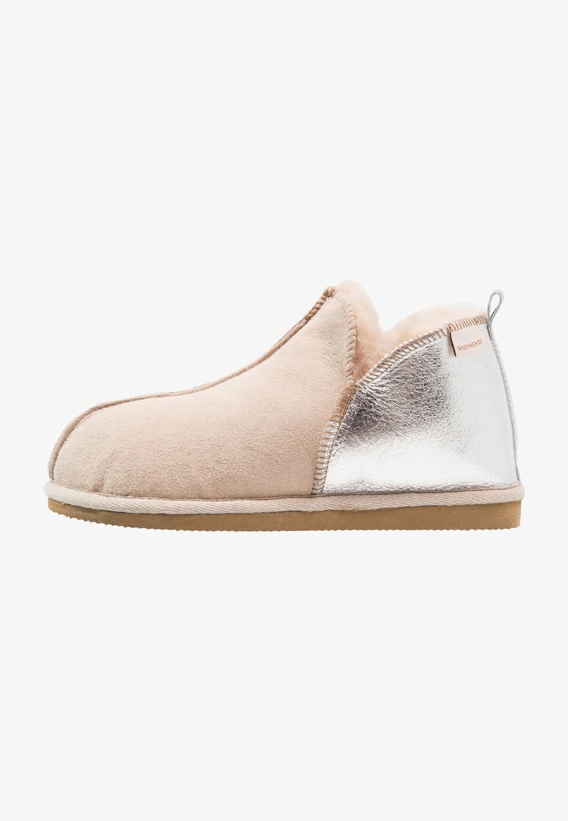 Chausson en suède beige avec un accent métallique argenté. Doublure intérieure douce, pointe arrondie et semelle en caoutchouc texturé pour une meilleure adhérence.