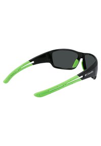 Occhiali da sole neri con dettagli in gomma verde, caratterizzati da un design sportivo, lenti curve e fori di ventilazione sulle aste per il comfort.
