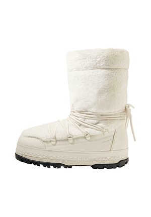 Biela zimná čižma s plyšovým, textúrovaným zvrškom, šnurovaním a pevným čiernym gumovým podrážkom. Má mäkký návlek lemovaný kožušinou.