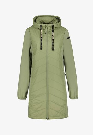 Vaaleanvihreä pitkä hupullinen takki, jossa et zipper, kaksi vetoketjullista sivutaskua ja mustat kiristysnauhat valkoisella tekstillä.