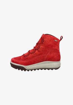 Chaussure montante en suède rouge avec une finition texturée, dotée d'une semelle en caoutchouc grise et d'une boucle à l'arrière pour un enfilage facile. Détails de laçage inclus.
