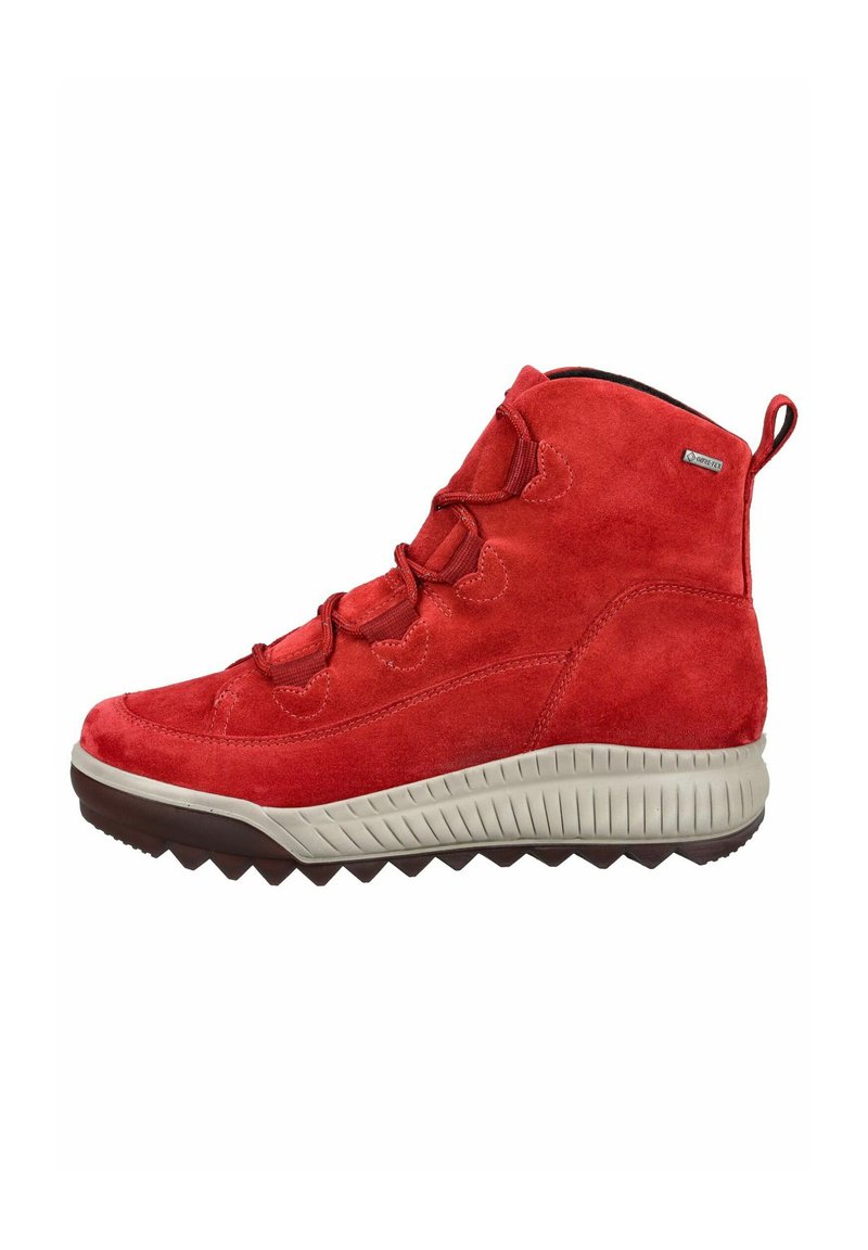 Scarpa alta in suede rosso con finitura Texturizzata, dotata di suola in gomma grigia e di un anello sul retro per una facile indossatura. Dettaglio di allacciatura incluso.