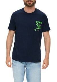 Marineblauwe katoen t-shirt met korte mouwen, voorzien van een groene graphic print met de tekst "PURE JUICE" op de linkerborst. Klassiek ontwerp met ronde hals.
