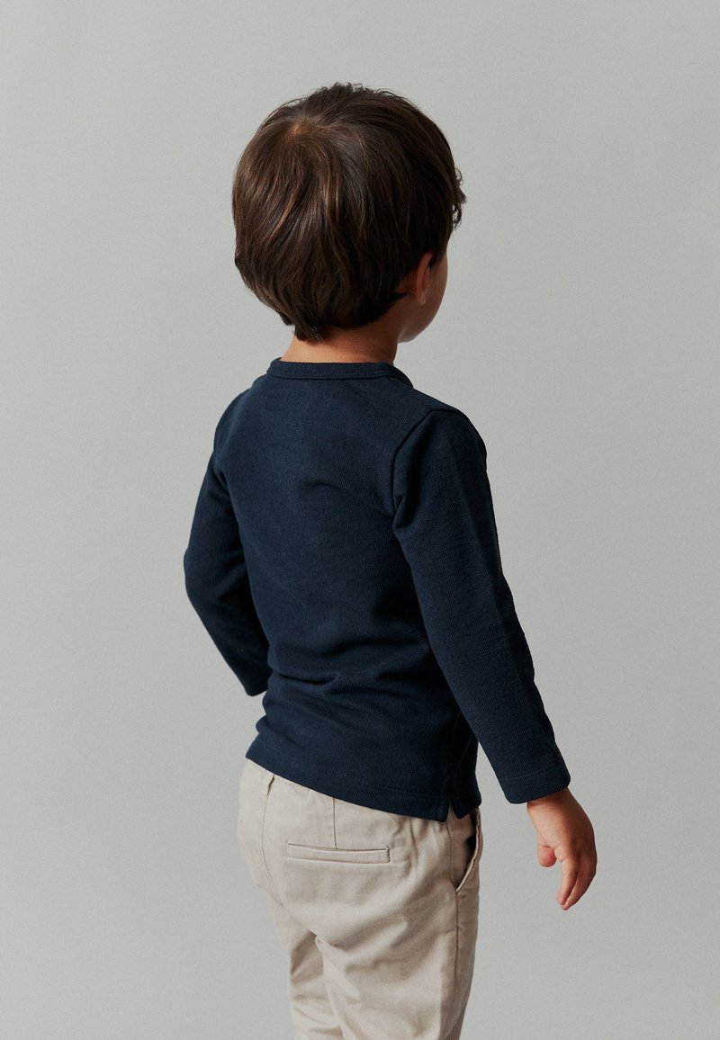 Chandail Henley à coupe ample et à manches longues avec poche pour hommes, Carhartt | L'Équipeur