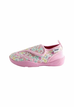 Scarpa rosa per bambini piccoli con motivo floreale, cinturino in Velcro e suola flessibile, con il marchio "Jojo" sul lato.