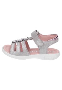 Silver glittrande sandaler med tre utskurna remmar, blommiga detaljer och en rosa vadderad innersula på en vit gummisula. Kardborreknäppning.