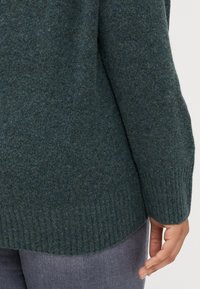 Vero Moda Curve VMCBOOM O NECK - Jersey de punto - balsam green melange