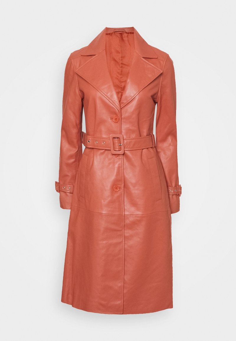 Long trench-coat en cuir couleur rouille avec de larges revers, taille ceinturée, fermeture par boutons et brides aux poignets des longues manches.