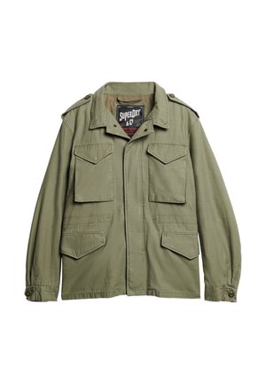 Olivgrüne Jacke mit Reißverschluss vorne, zwei Brusttaschen und Schulterklappen; aus leichtem Stoff mit strukturierter Oberfläche gefertigt.