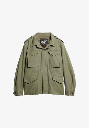 Olivgrüne Jacke mit Reißverschluss vorne, zwei Brusttaschen und Schulterklappen; aus leichtem Stoff mit strukturierter Oberfläche gefertigt.