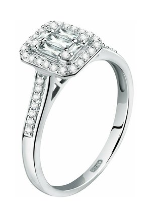 Quadratischer Ring aus weißem Gold mit einem zentralen Smaragd-schliffstein, umgeben von kleinen runden Diamanten auf einem polierten Band. Funkelnde Akzente überall.