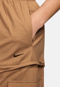 Nike Sportswear ESSTL WVN MR CGO  - Maksi sijonas - flax