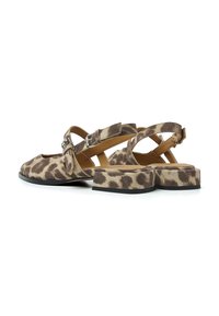 Chaussures slingback en imprimé léopard avec un bout carré, texture en daim, bride réglable à la cheville et semelle à plateforme basse.