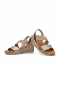 Sandalias de cuña con una parte superior de cuero metálico color rosa dorado, tiras trenzadas en beige y una suela intermedia de yute trenzado. Diseño de punta abierta.