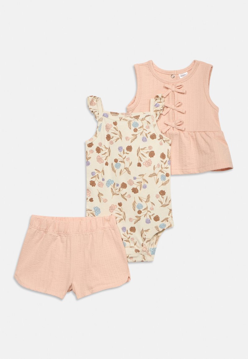 Ensemble de trois vêtements pour petite fille : short rose poudré, body sans manches à motif floral et top rose sans manches assorti avec des nœuds devant.