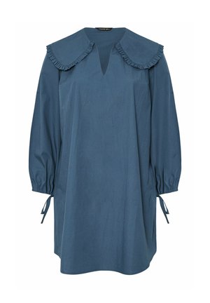 Abito di cotone blu con colletto arricciato e scollatura a V. Presenta maniche lunghe e a sbuffo con chiusure a fiocco ai polsini.