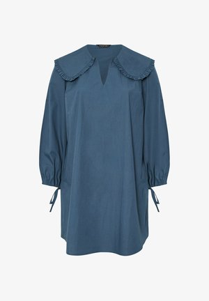 Abito di cotone blu con colletto arricciato e scollatura a V. Presenta maniche lunghe e a sbuffo con chiusure a fiocco ai polsini.