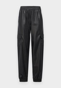 Zwarte neplederen cargobroek met een elastische tailleband, elastische boorden en twee zijzakken. Gladde textuur en losse pasvorm.