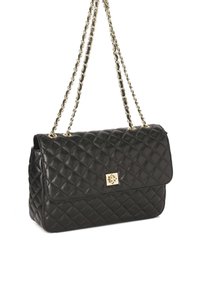 Borsa a tracolla in pelle trapuntata nera con chiusura e catena dorata. Presenta un design a patta e una texture a motivo diamante.