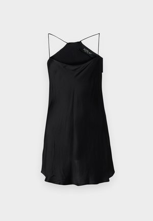 Vestido de satén negro con tirantes finos tipo spaghetti, escote redondeado y corte relajado, con una textura suave y un dobladillo fluido.