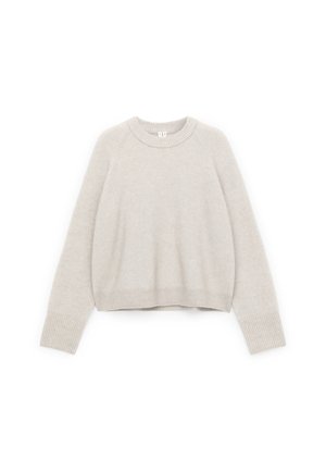 Light gray cropped sweater made of soft knit material, featuring a round neckline, ribbed cuffs, and a relaxed fit.