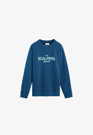 Sweat-shirt bleu avec un col rond, des manches raglan et des poignets côtelés. Présente le logo "THE SCALPERS Company" en bleu clair. Texture douce.