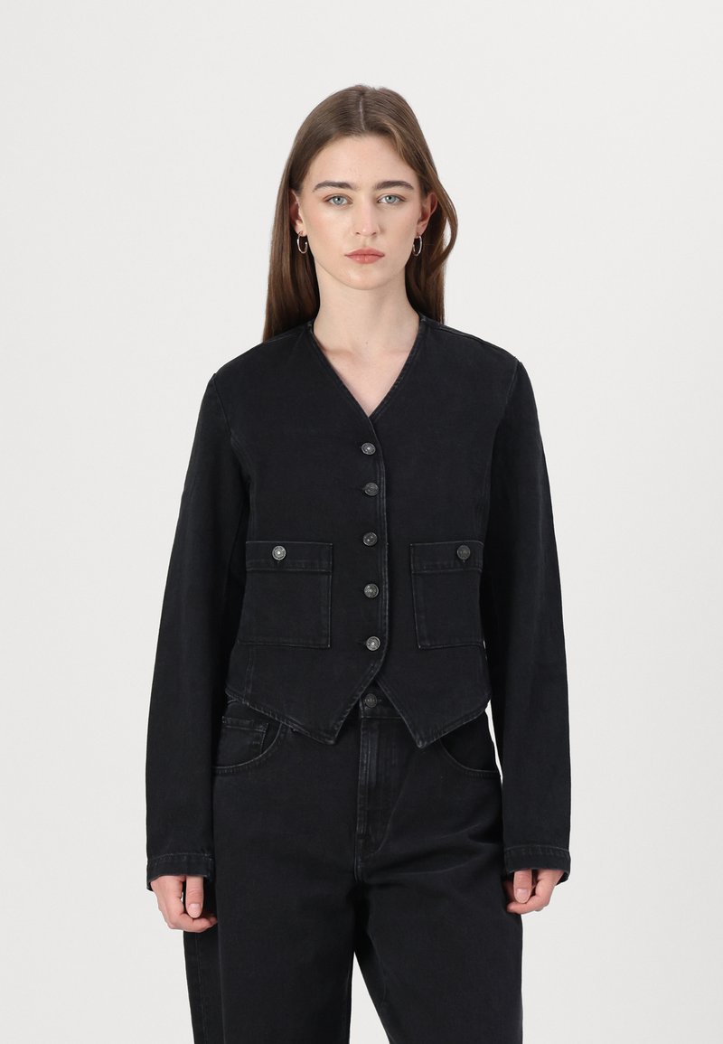 Veste en denim noir avec un col en V, fermeture à boutons, deux poches avant et manches longues. Elle présente un design structuré et court.