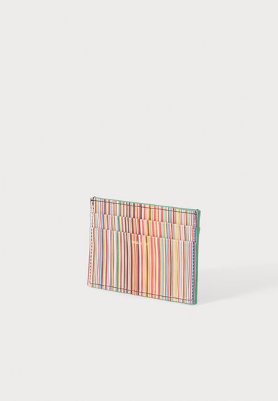 Porte-cartes fin avec des rayures verticales multicolores et plusieurs emplacements pour cartes, debout sur une surface blanche.